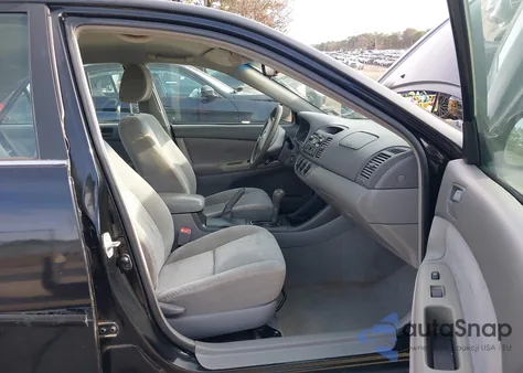 2004 Toyota Camry Le V6 z USA, uszkodzony, nr VIN 4T1BF32K24U080998